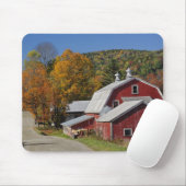 Klassieke landelijke schuur en weg, Witte berg Muismat (Met muis)