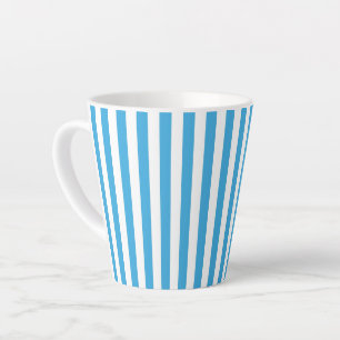Klassieke lichte babyblauwe en witte verticale str latte mok