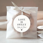 Klassieke LIEFDE IS ZOET Hart Trouwnamen Favor Ronde Sticker<br><div class="desc">Een Classic Black Thank You Wedding-Sticker met "Love is Sweet" in een klassiek,  modern lettertype. U kunt het gemakkelijk personaliseren met uw namen en trouwdatum.</div>