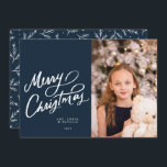 Klassieke Marine Hand Lettered Merry Christmas Feestdagenkaart<br><div class="desc">Mijn handbelettering begroeting is een perfecte aanvulling op een portretfoto. Ik ben blij om het fotogebied te splitsen in 3 of 4 kleine foto's. Als u geïnteresseerd bent, neem dan contact op met DM. Andere opties voor tekst en extra foto's zijn ook beschikbaar voor de achterkant van de kaart. Verzoeken...</div>
