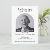 Klassieke Memorial Viering van de Life Invitation Kaart (Staand voorkant)