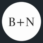 Klassieke minimalistische aangepaste monogram brui ronde sticker<br><div class="desc">Ontdek de essentie van verfijnde eenvoud met ons 'Classic Minimalist Custom Monogram Wedding Classic Round Sticke' embleem. Dit ontwerp belichaamt de liefde van het moderne paar voor minimalistische elegantie en presenteert hun verbintenis met een tijdloos zwart-wit monogram. Elk detail is doordacht gekozen, van het klassieke lettertype tot de ronde achtergrond,...</div>