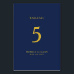 Klassieke minimalistische marineblauw | Gold Table Kaart<br><div class="desc">Deze klassieke minimalistische marineblauw | Het gouden tafelnummer is geweldig voor een eenvoudige moderne romantische en elegante bruiloft. Het donkerblauw kleurenpalet en de minimale typografie geven het een klare, formele aanraking. Het ontwerp is flexibel, perfect voor een standaard hedendaagse avond, lente, herfst, zomer, of winterbruiloft. Houd het zoals is, of...</div>
