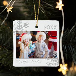 Klassieke minimalistische wintersneeuwvlokkenrand  keramisch ornament