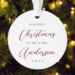 Klassieke Moderne Eerste Kerstdag als Mr. Mrs. Pho Ornament<br><div class="desc">Op maat ontworpen kerstornament met moderne handkalligrafie "Ons 1e Kerstmis" ontwerp.</div>