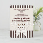 Klassieke moderne Stripe Bunny Twin Girl Birthday Kaart (Staand voorkant)