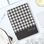 Klassieke moderne zwarte en witte hond iPad pro cover<br><div class="desc">Dit ontwerp is voorzien van een klassiek zwart-wit houndstooth patroon. In combinatie met je eigen gepersonaliseerde tekst,  deze compositie creëer een moderne chique en unieke iPad cover.</div>