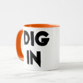 Klassieke mok "Dig in" (met rode handgreep) (Voorkant links)