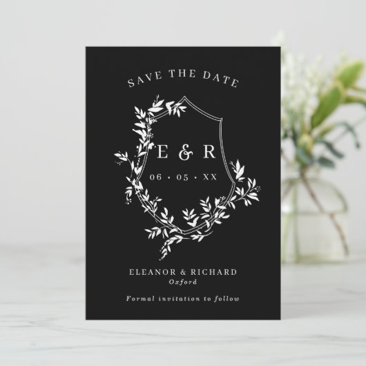 Klassieke Monogram Crest Wit op Zwarte Bruiloft Save The Date (Staand voorkant)
