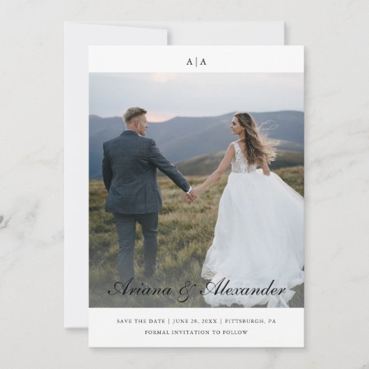 Klassieke Monogram Elegant Script Twee foto bruilo Save The Date (Voorkant)