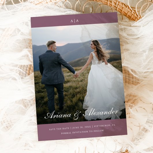 Klassieke Monogram Elegant Script Twee foto bruilo Save The Date