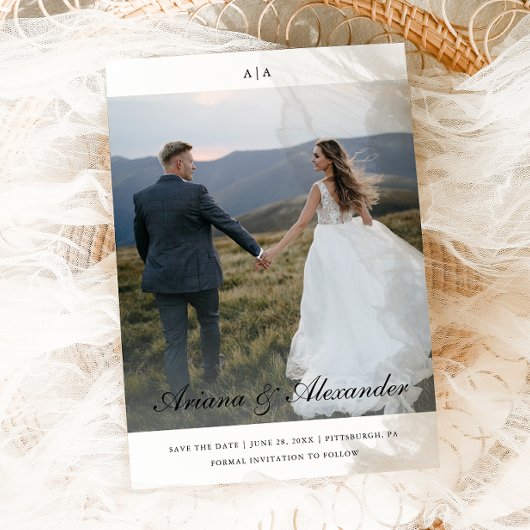 Klassieke Monogram Elegant Script Twee foto bruilo Save The Date