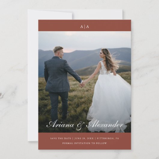 Klassieke Monogram Elegant Script Twee foto bruilo Save The Date (Voorkant)