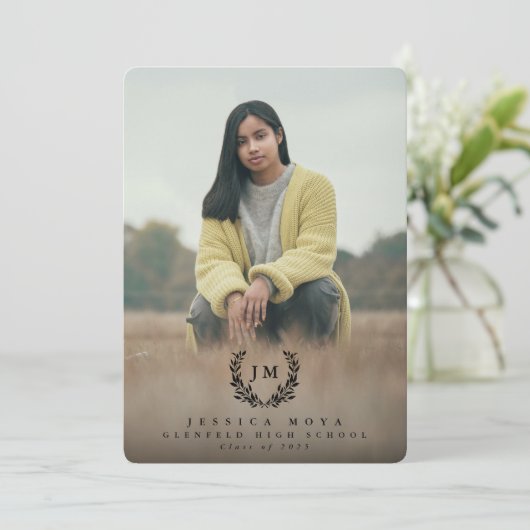 Klassieke monogram/Laurel Wreator 2 Foto Afstudere Aankondiging (Staand voorkant)