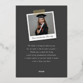 Klassieke monogram Letter K Moderne Gradup Folie Uitnodiging (Achterkant)