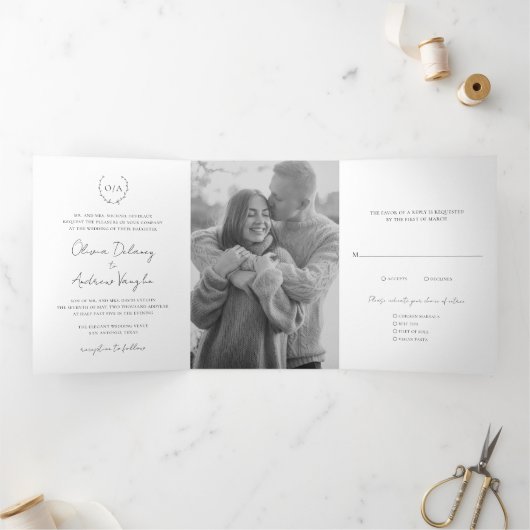 Klassieke monogram met grote kroonrand drieluik uitnodiging (Binnen)