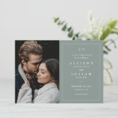 Klassieke Monogram Saliegroene Trouwfoto Save The Date (Staand voorkant)