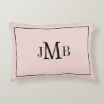 Klassieke, monogrammed blush roze Acent Pillow Accent Kussen<br><div class="desc">Klassieke,  elegante,  monogrammed Initialen accentuering werpt een kussen op een lichtroze achtergrond.</div>
