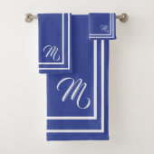 Klassieke monogrammen Periwinkle Blue en White Bad Handdoek (Insitu)