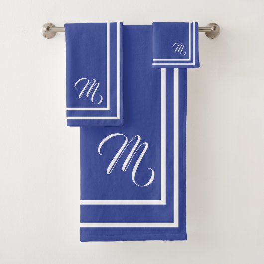 Klassieke monogrammen Periwinkle Blue en White Bad Handdoek (Insitu)