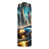 Klassieke Muscle Car tegen futuristisch stadsbeeld Thermosbeker (Voorkant)