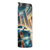 Klassieke Muscle Car tegen futuristisch stadsbeeld Thermosbeker (Geroteerd rechts)