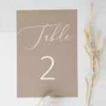 Klassieke Neutral Dusty Taupe Minimalist Wedding Kaart<br><div class="desc">Breng ingetogen elegantie naar uw receptie met deze stoffige taupe tafel nummerkaart. De warme, gedempte achtergrond zet een rustige en verfijnde toon, terwijl de minimalistische lay-out met wit script moderne charme toevoegt. Perfect voor neutrale trouwpaletten. Dit ontwerp past bij zowel casual als formele evenementen - van rustieke schuren tot klassieke...</div>