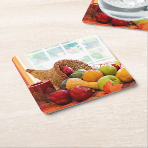 Klassieke oogsttafel met overvloed kartonnen onderzetters