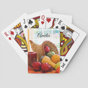 Klassieke oogsttafel met overvloedige hoorn pokerkaarten