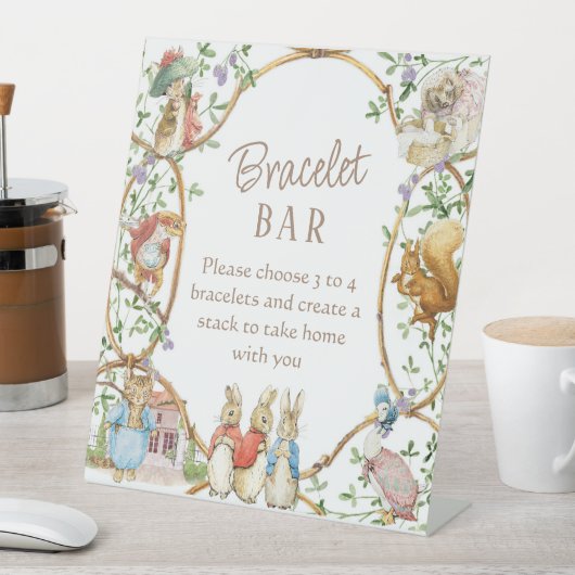 Klassieke Peter het Konijn Baby Armband Bar Teken Reclamebord Met Voetstuk (Insitu)