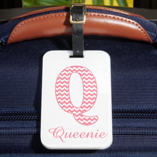 Klassieke Preppy Roze Chevron Letter Q Monogram Bagagelabel (Voorkant Insitu 2)