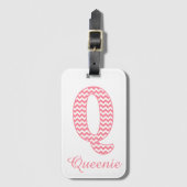 Klassieke Preppy Roze Chevron Letter Q Monogram Bagagelabel (Voorkant (verticaal))
