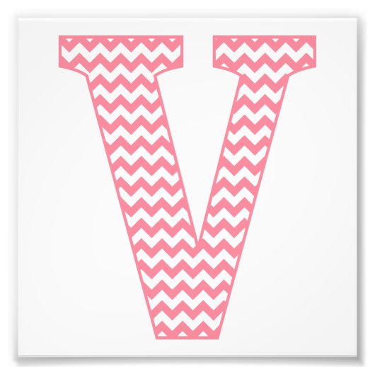Klassieke preppy roze Chevron Letter V Monogram Foto Afdruk (Voorkant)