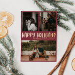 Klassieke Prettige feestdagen | Red Three Photo Go<br><div class="desc">Deze klassieke prettige feestdagen | Het rode drietalige folie vakantie-briefkaart is perfect voor uw moderne luxe kerstcadeautje. Het casual maar klassieke feestlettertype wordt gemaakt met hoogwaardig goud geperste echte folie, zodat er een glanzend, minimalistisch, rustisch uiterlijk mogelijk is. De Lettering gaat goed met donkere boho winterfoto's, en de basis minimale...</div>