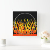 Klassieke raceflames op Solid Black Vierkante Klok (Huis)