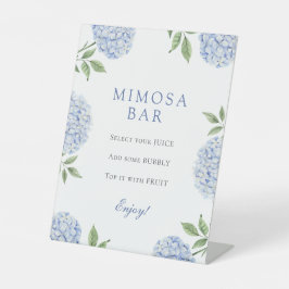 Klassieke rand mimosa bar met blauwe hortensia's reclamebord met voetstuk