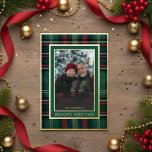 Klassieke Red Green Plaid Season's Groetjes Foto Folie Feestdagenkaart<br><div class="desc">Maak kennis met onze betoverende folie kerstkaart, waar tijdloze elegantie de schoonheid van het seizoen ontmoet. De klassieke rode en groene tartaanse geplakte achtergrond zet een boeiende en elegante toon. Uw favoriete foto zal schitteren, omringd door een dubbele folie en dennengroen lijst dat een vleugje verfijning toevoegt. Dit traditioneel geïnspireerde...</div>