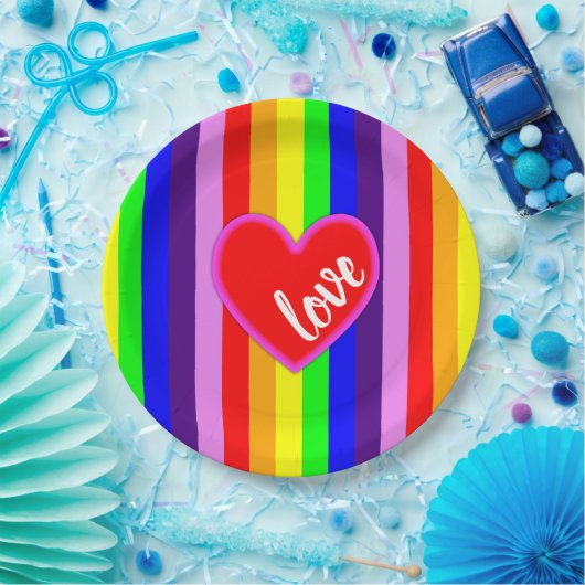 Klassieke regenboogstrips met hartkleurig kleurrij papieren bordje (Feest)