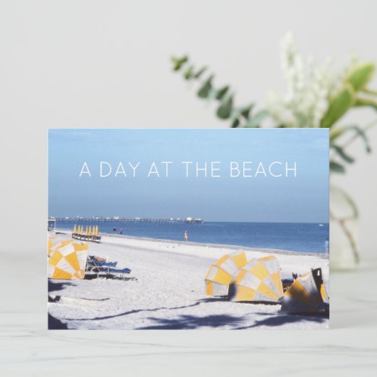 Klassieke Retro Beach, Blue Ocean Yellow mbrellas Save The Date (Staand voorkant)