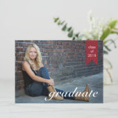 Klassieke rode Afstuderen aankondiging - Uitnodige (Staand voorkant)