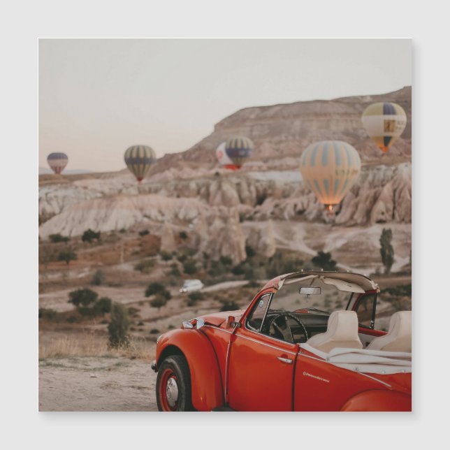 Klassieke  rode auto die warme luchtballonnen kijk (Voorkant)