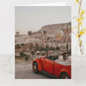 Klassieke rode auto die warme luchtballonnen kijk kaart (Gele Bloem)