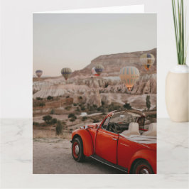 Klassieke rode auto die warme luchtballonnen kijk kaart