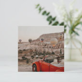 Klassieke  rode auto die warme luchtballonnen kijk kaart (Staand voorkant)