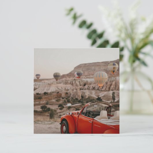 Klassieke rode auto die warme luchtballonnen kijk kaart (Staand voorkant)