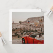 Klassieke  rode auto die warme luchtballonnen kijk kaart (Voorkant / Achterkant in situ)