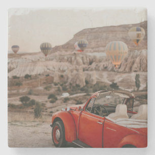 Klassieke  rode auto die warme luchtballonnen kijk stenen onderzetter