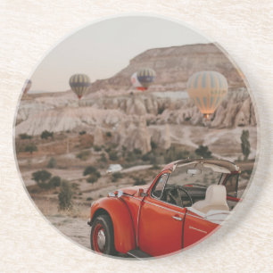 Klassieke  rode auto die warme luchtballonnen kijk zandsteen onderzetter