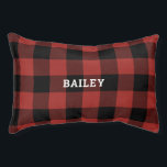 Klassieke Rode en Zwarte Buffel Check Plakken Mono Hondenbed<br><div class="desc">Dit hondenbed is voorzien van een klassieke buffalo check plaid patroon in rood en zwart. Personaliseer het met de naam van uw hond in vet wit serif lettertype.</div>