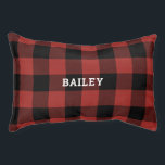 Klassieke Rode en Zwarte Buffel Check Plakken Mono Hondenbed<br><div class="desc">Dit hondenbed is voorzien van een klassieke buffalo check plaid patroon in rood en zwart. Personaliseer het met de naam van uw hond in vet wit serif lettertype.</div>